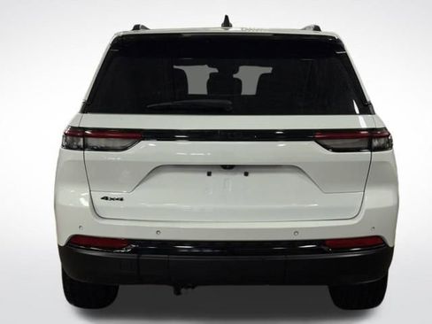 Used 2023 Jeep Grand Cherokee Altitude image 8