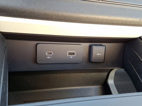 Used 2022 Land Rover Defender 110 SE image 25