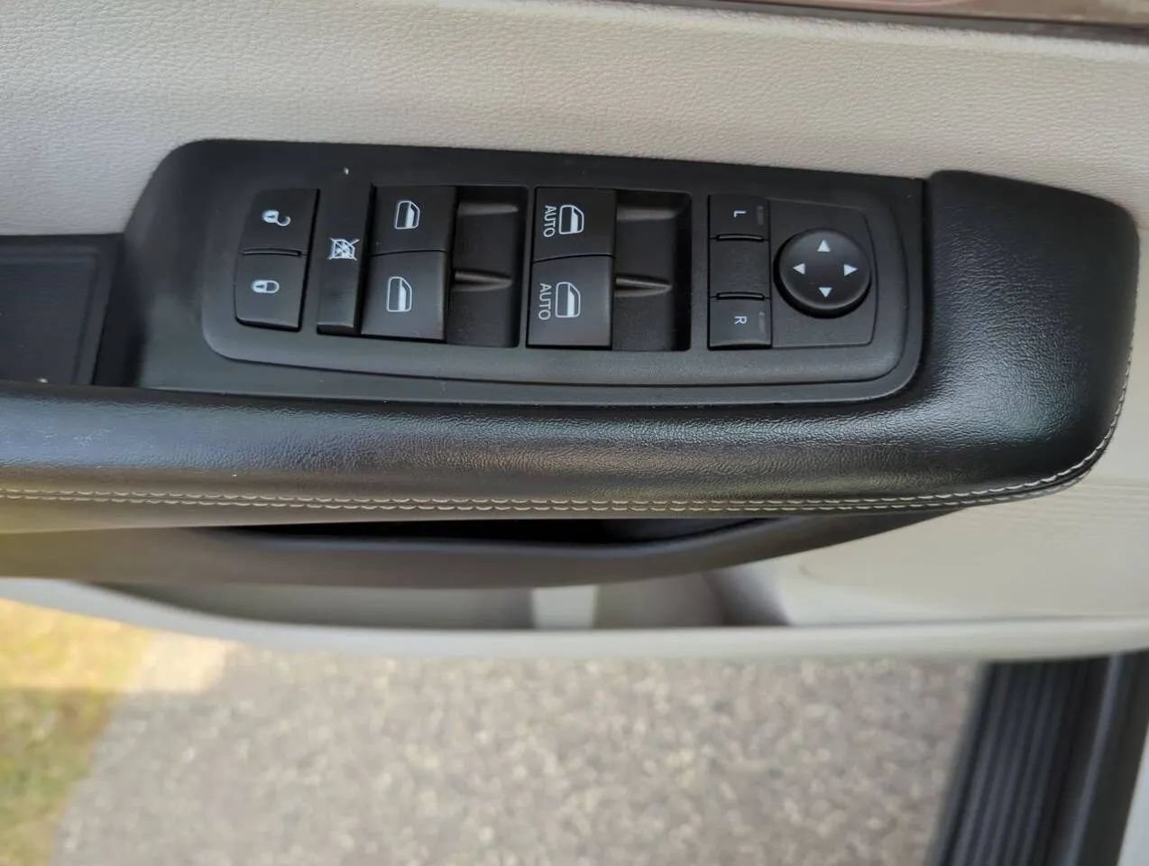 Used 2023 Chrysler Voyager LX FWD image 13