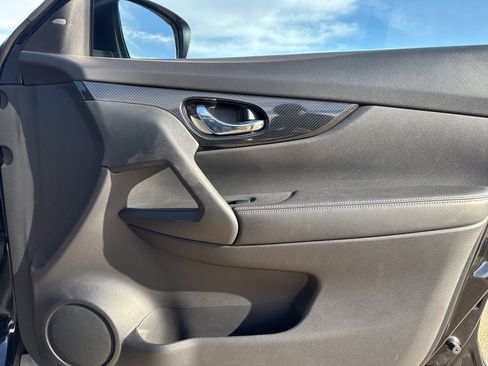 Used 2017 Nissan Rogue SL w/ SL Premium Package image 10