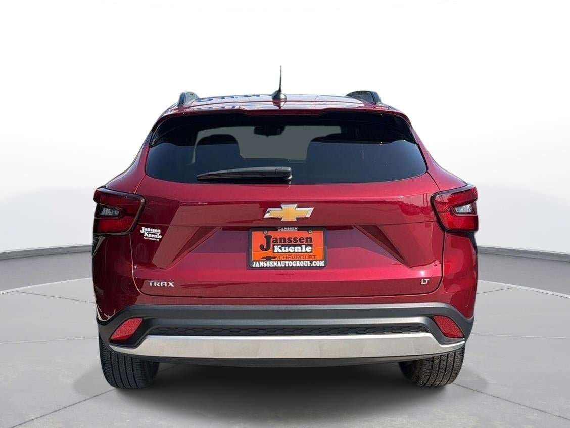 Used 2025 Chevrolet Trax LT w/ LT Convenience Package FWD image 3