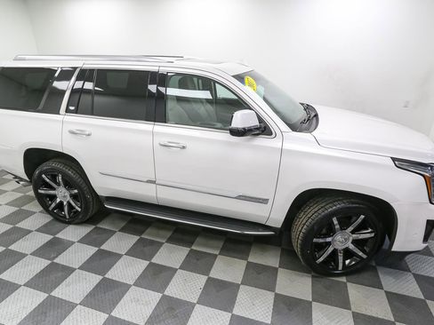 Used 2017 Cadillac Escalade Luxury image 5