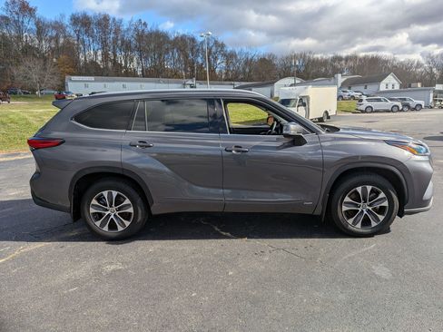 Used 2022 Toyota Highlander XLE image 2