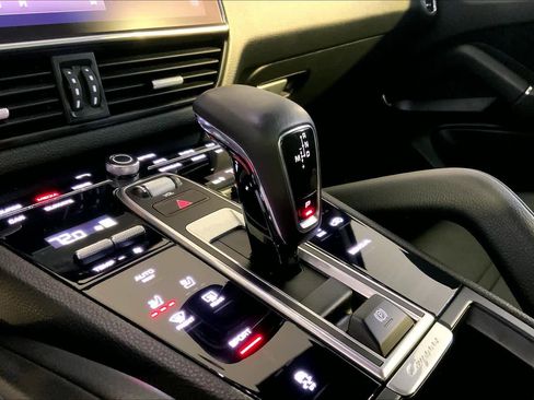 Used 2022 Porsche Cayenne Platinum Edition image 17