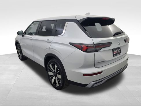 Used 2025 Mitsubishi Outlander SE image 6