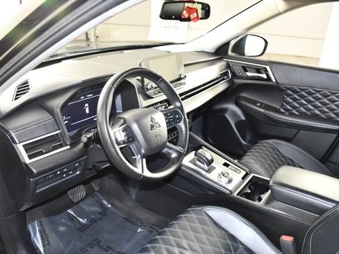 Used 2024 Mitsubishi Outlander SEL AWD/4WD image 2