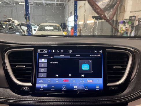 Used 2023 Chrysler Pacifica Touring-L image 20