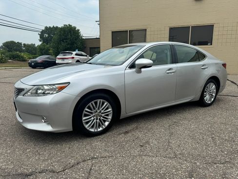 Used 2014 Lexus ES 350 w/ Luxury Package FWD image 4