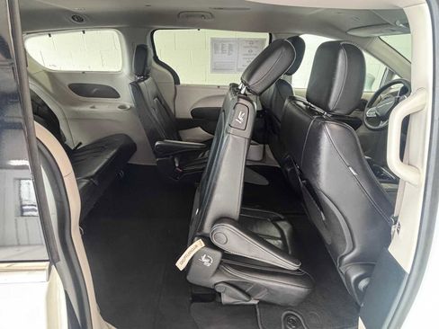 Used 2022 Chrysler Pacifica Touring-L FWD image 14