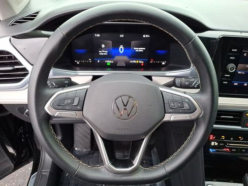 Used 2025 Volkswagen Taos SE FWD image 16