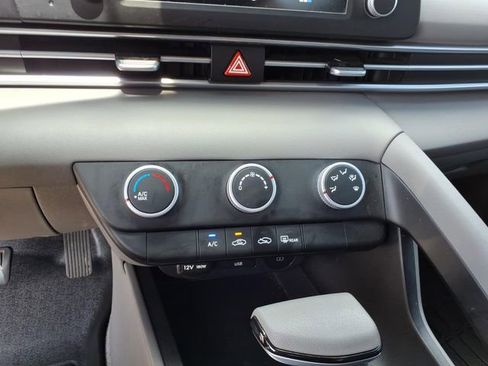 Used 2025 Hyundai Elantra SE FWD image 10