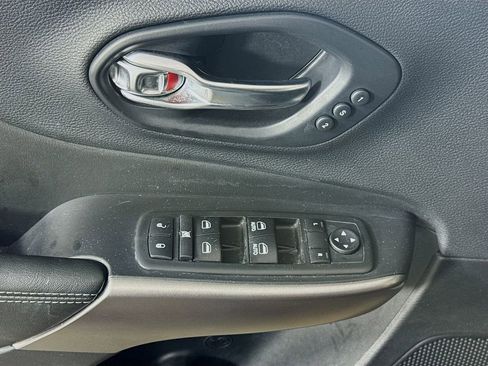 Used 2019 Jeep Cherokee Limited FWD image 16