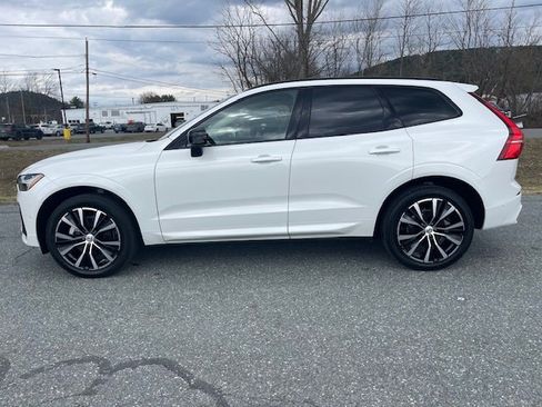 Used 2025 Volvo XC60 B5 Plus image 4