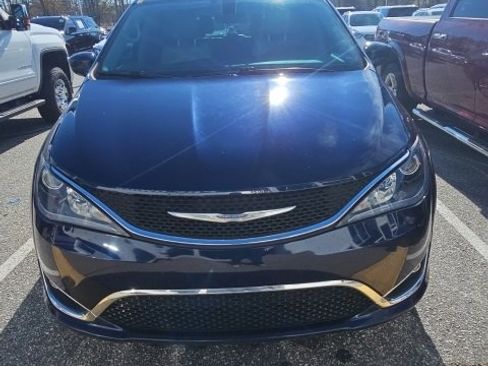 Used 2017 Chrysler Pacifica Touring-L image 2