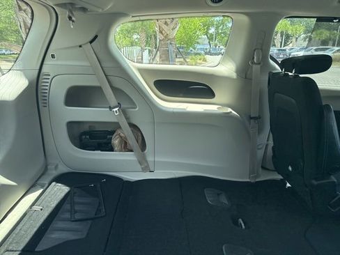 Used 2021 Chrysler Pacifica Touring FWD image 14