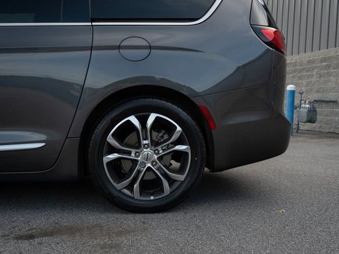 Used 2022 Chrysler Pacifica Pinnacle image 6