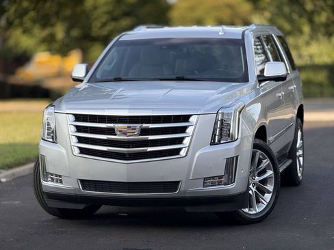 Used 2018 Cadillac Escalade Luxury RWD image 1