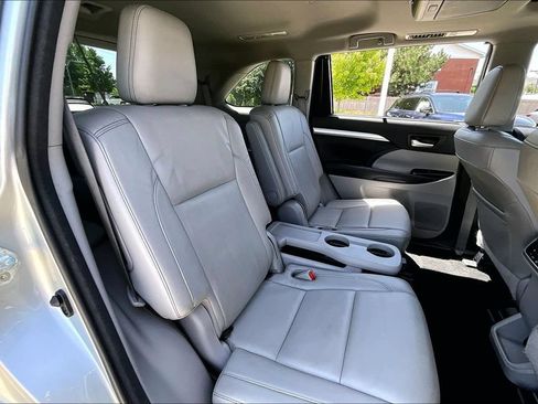 Used 2017 Toyota Highlander XLE AWD/4WD image 30