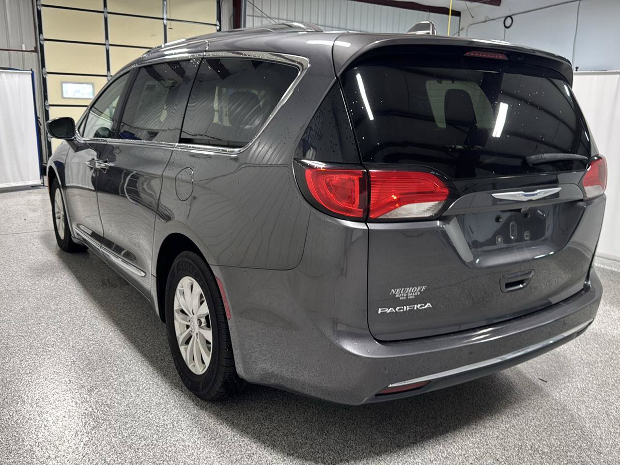 Used 2018 Chrysler Pacifica Touring-L Plus FWD image 9