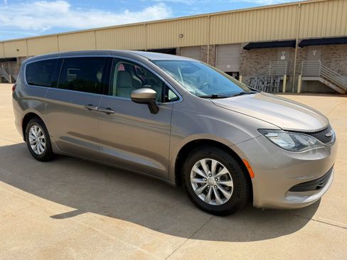 Used 2017 Chrysler Pacifica Touring w/ Tire & Wheel Group FWD image 7
