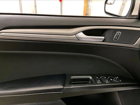 Used 2018 Ford Fusion SE w/ Fusion SE Technology Package image 22