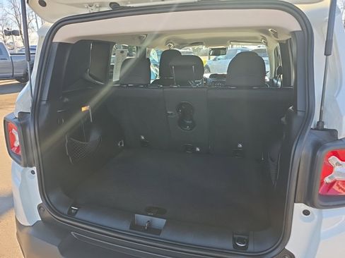 Used 2018 Jeep Renegade Latitude w/ Popular Equipment Group image 12