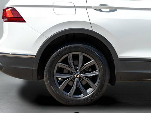 Used 2022 Volkswagen Tiguan SE w/ Panoramic Sunroof Package FWD image 5