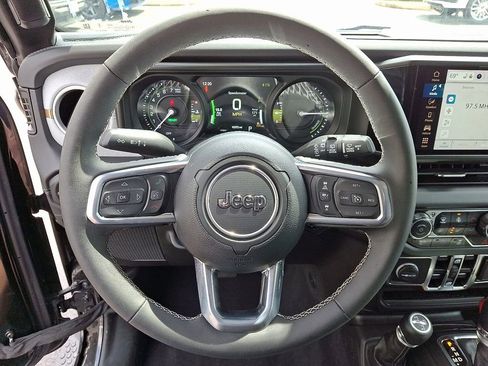 Used 2025 Jeep Wrangler Unlimited Sahara image 16