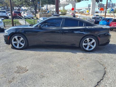 Used 2015 Dodge Charger SXT RWD image 4