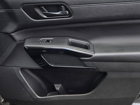 Certified 2025 Nissan Pathfinder SV image 8