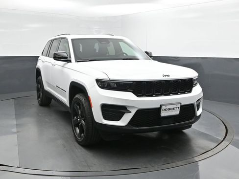 New 2025 Jeep Grand Cherokee Altitude image 22