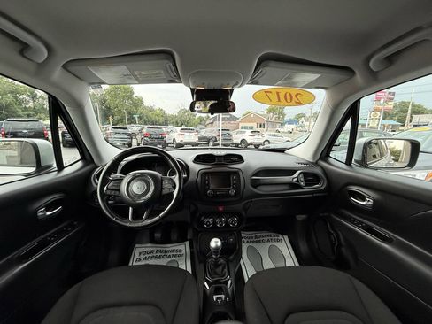 Used 2017 Jeep Renegade Altitude FWD image 13