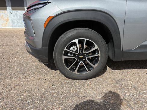 Used 2025 Chevrolet TrailBlazer LT image 3