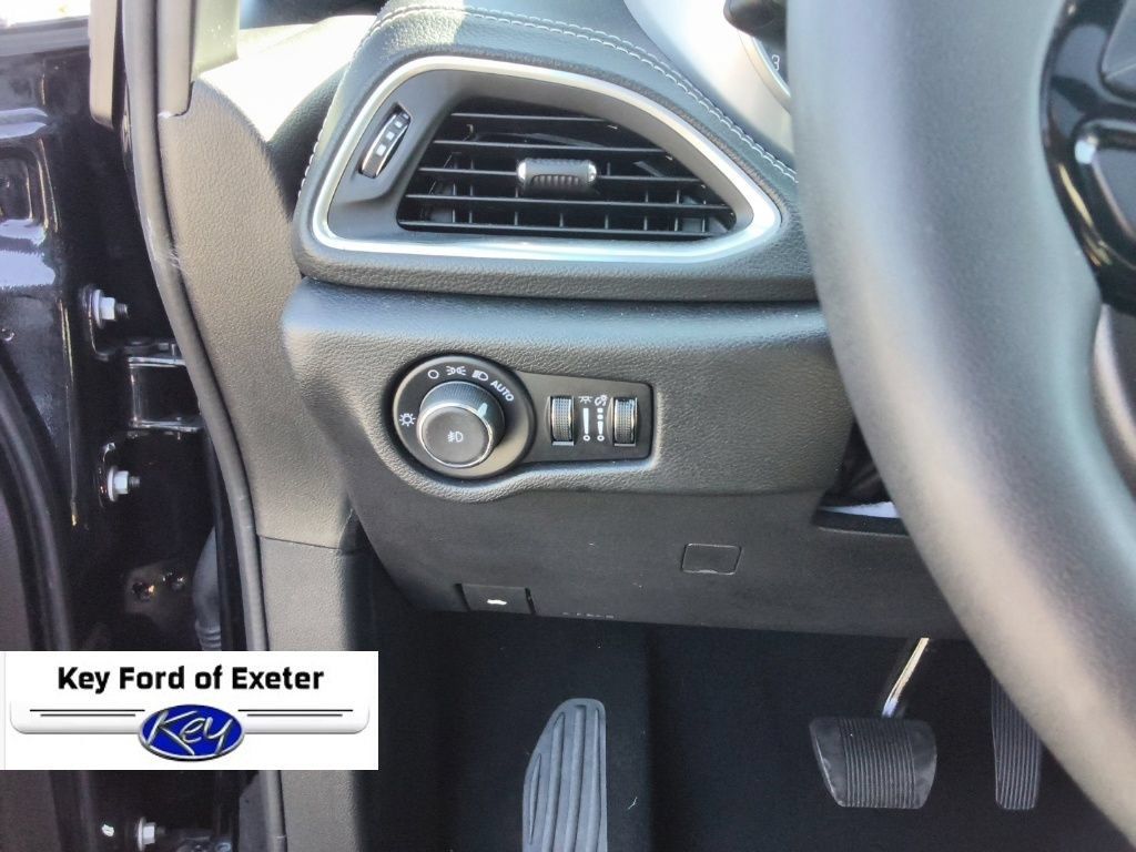 Used 2025 Chrysler Pacifica Limited FWD image 22