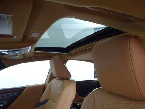 Used 2022 Lexus ES 350 w/ Premium Package image 10