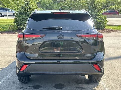 Used 2024 Toyota Highlander XLE AWD/4WD image 4