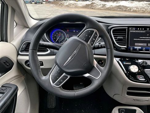 Used 2023 Chrysler Pacifica Touring-L FWD image 18