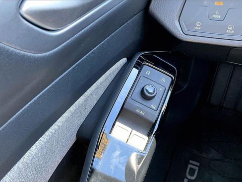 Used 2024 Volkswagen ID.4 2WD image 16