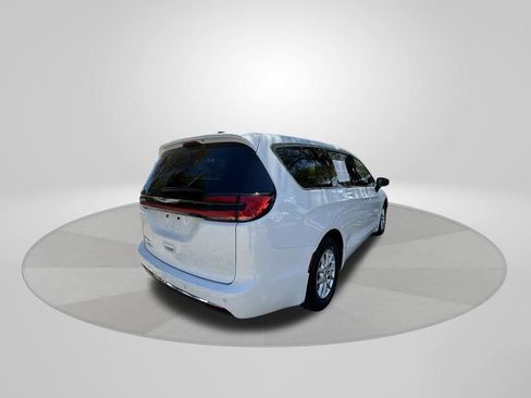 Certified 2023 Chrysler Pacifica Touring-L FWD image 7