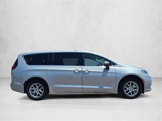 Used 2023 Chrysler Pacifica Touring-L FWD video 4