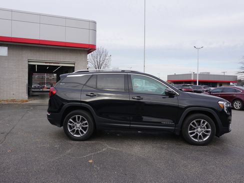 Used 2022 GMC Terrain SLT image 3