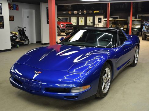 Used 2002 Chevrolet Corvette Coupe w/ Preferred Equipment Group1 image 1