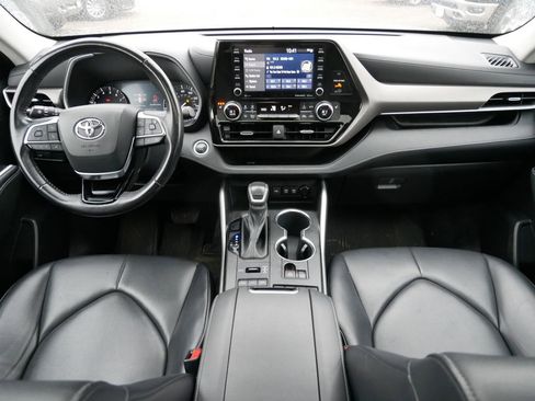 Used 2021 Toyota Highlander XLE image 7