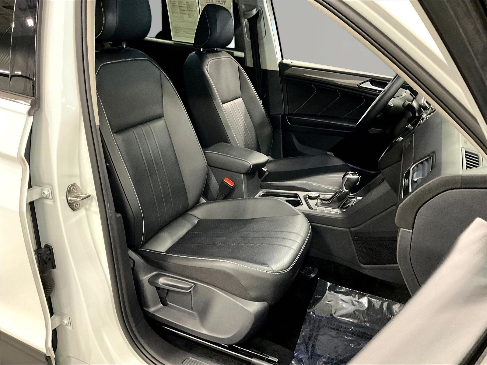 Used 2023 Volkswagen Tiguan SE w/ Panoramic Sunroof Package AWD/4WD image 29
