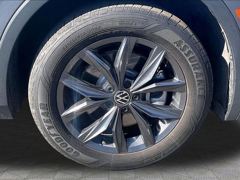 Used 2022 Volkswagen Tiguan SE w/ Panoramic Sunroof Package image 36