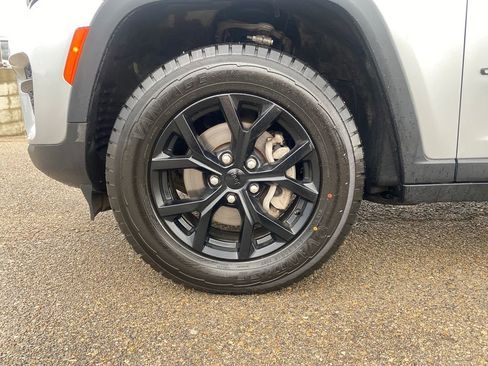 Used 2024 Jeep Grand Cherokee Altitude AWD/4WD image 23