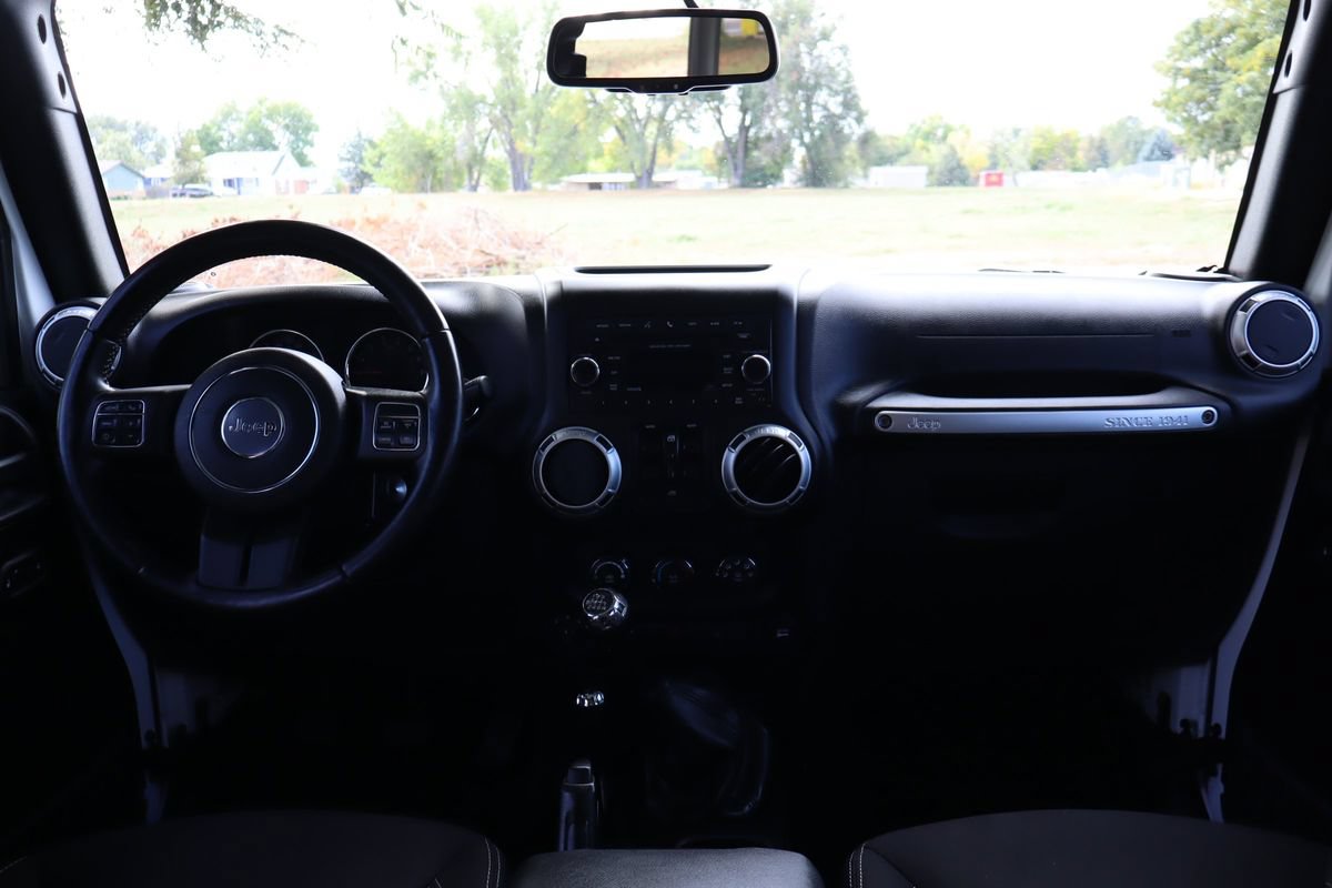 Used 2015 Jeep Wrangler Unlimited Rubicon w/ Connectivity Group AWD/4WD image 17