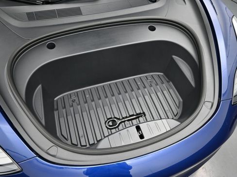 Used 2023 Tesla Model 3 Standard Range image 9