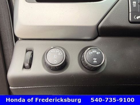 Used 2018 Chevrolet Suburban LT w/ Luxury Package image 34