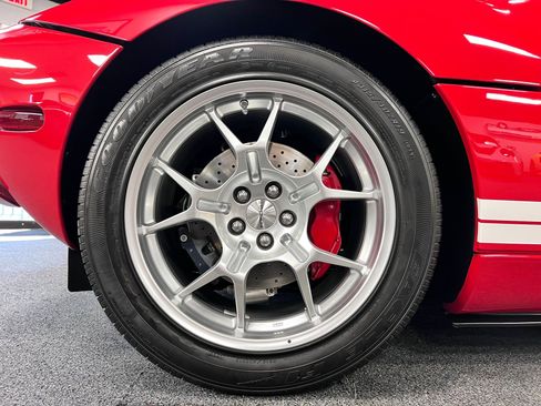 Used 2005 Ford GT RWD image 18